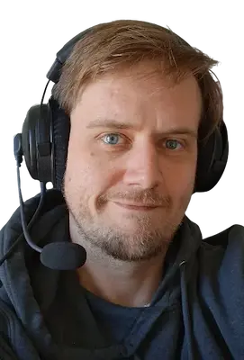 Porträt von Daniel Föhl der mit Kopfhörern in die Kamera schaut und lächelt, Lokonma SEO-Manager in Düsseldorf